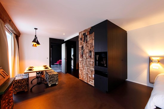 Themasuite Afrika met girafprint in de badkamer en verwijzing naar de boomhut