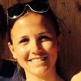 Sfeerdetail in de suite van Koto B&B met gestapelde handdoeken en zachte verlichting